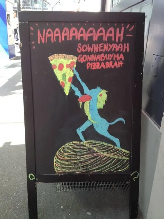 Необычная реклама пиццерии на меловой доске