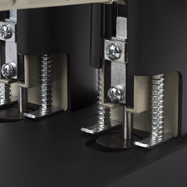 Дырокол мощный KW-Trio до 150 листов черный с линейкой