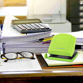 Дырокол BRAUBERG "SUPER", до 30 листов, зелено-черный, 272746