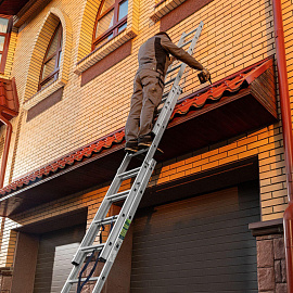 Лестница универсальная Сибртех алюминиевая трехсекционная 3x8 ступеней (97818)