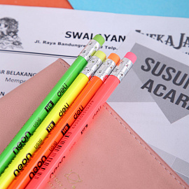 Карандаш чернографитный HB с ластиком Deli Neon заточенный трехгранный