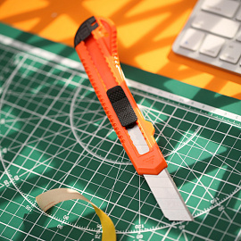 Нож канцелярский Attache с фиксатором (ширина лезвия 18 мм)