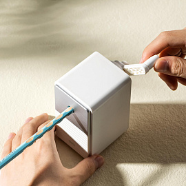 Точилка механическая для карандашей Deli 71160 белая