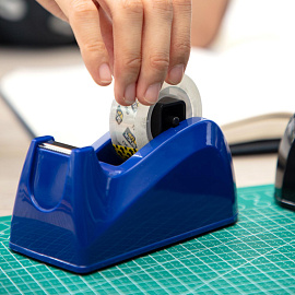 Диспенсер для клейкой ленты Deli E814 пластиковый (максимальная ширина ленты 18 мм)