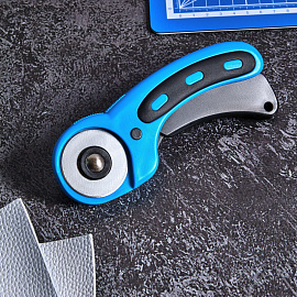 Нож раскройный TOPFORT 45 мм с механической рукояткой (корпус ABS+TPR, 1960448)