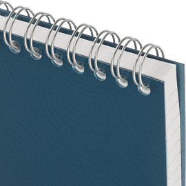 Блокнот Комус Пластик-Металлик А7 80 листов синий в клетку на спирали (76х117 мм)