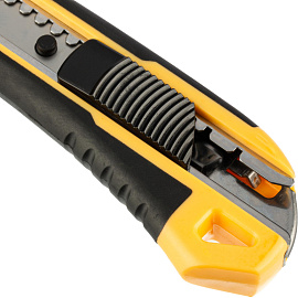 Нож универсальный Комус 18 мм пластиковый со вставками мет направл