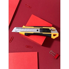 Нож универсальный Комус 18 мм пластиковый со вставками мет направл