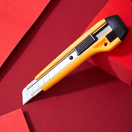 Нож универсальный Комус 18 мм пластиковый мет направл