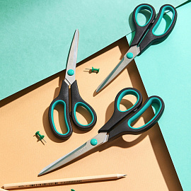 Ножницы 215 мм Attache с пластиковыми прорезиненными анатомическими ручками черного/зеленого цвета