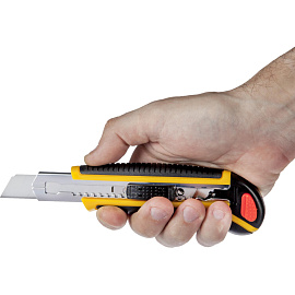 Нож универсальный Attache Selection с прорезиненными вставками (ширина лезвия 18 мм) в комплекте 6 запасных лезвий