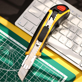 Нож универсальный Attache Selection с прорезиненными вставками (ширина лезвия 18 мм) в комплекте 6 запасных лезвий