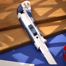 Нож канцелярский Attache Selection с антискользящими вставками и точилкой для карандаша (ширина лезвия 18 мм)