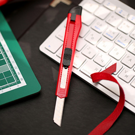 Нож канцелярский Attache с фиксатором (ширина лезвия 9 мм)