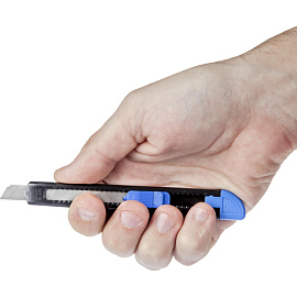 Нож канцелярский Attache с фиксатором черный корпус (ширина лезвия 9 мм)