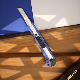 Нож канцелярский усиленный с фиксатором Attache ширина лезвия 9 мм