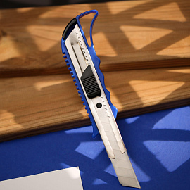 Нож канцелярский усиленный с фиксатором Attache ширина лезвия 18 мм