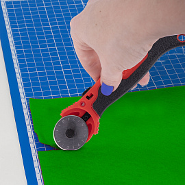 Нож раскройный роликовый 28 мм BRAUBERG, круглое лезвие, резиновые вставки, 238089