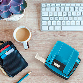 Дырокол металлический BRAUBERG "ULTRA", до 20 листов, голубой, 228759 фото Дырокол металлический BRAUBERG "ULTRA", до 20 листов, голубой, 228759