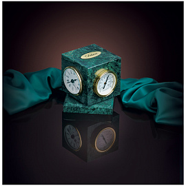 Куб вращающийся Delucci с часами, термометром, гигрометром, зеленый мрамор фото Куб вращающийся Delucci с часами, термометром, гигрометром, зеленый мрамор